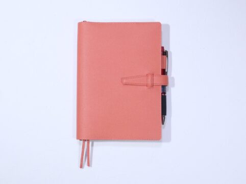 ピンク？オレンジ？絶妙な色で魅せるA5（ほぼ日手帳カズン）サイズ手帳カバーT844