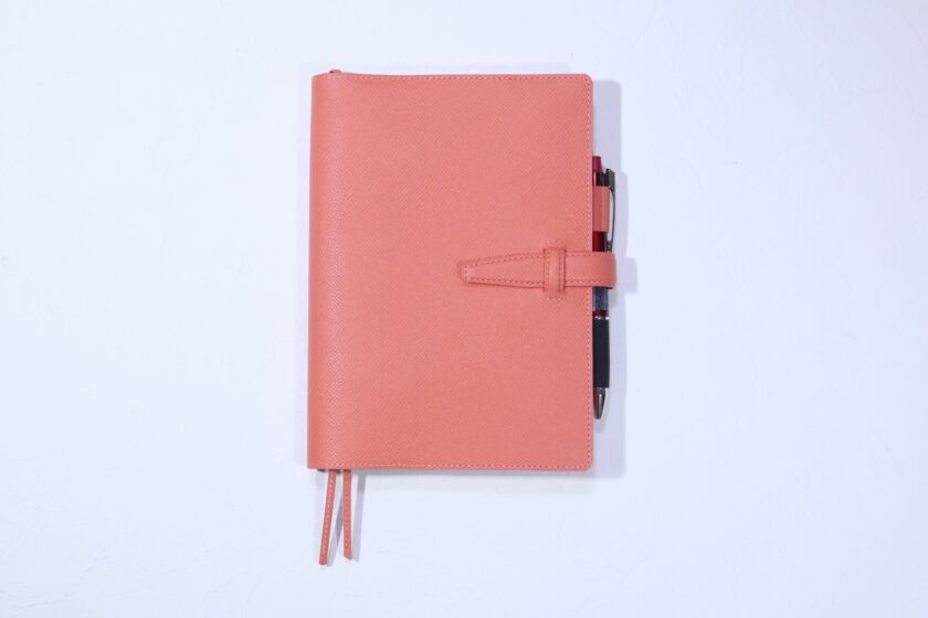 ピンク？オレンジ？絶妙な色で魅せるA5（ほぼ日手帳カズン）サイズ手帳カバーT844